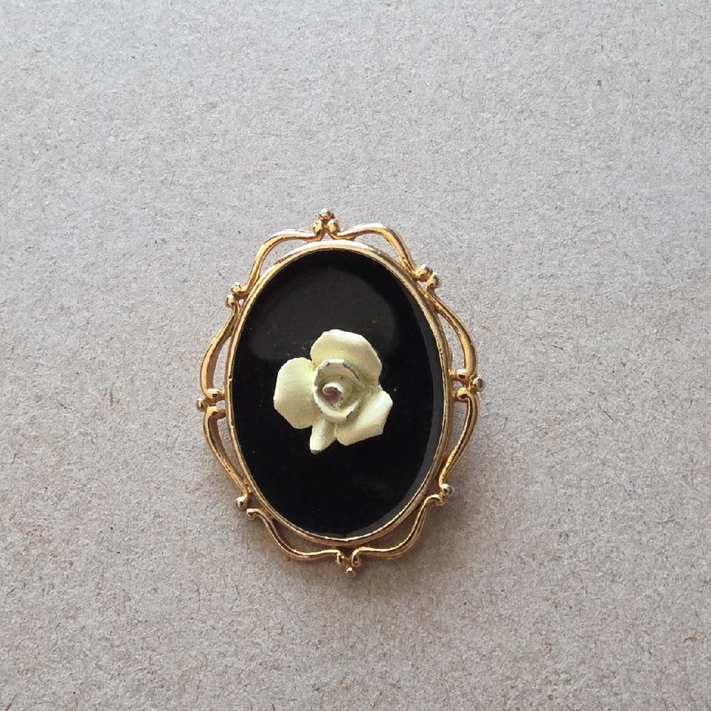Vintage-Inspired Gold and Black Brooch with Cream Rose